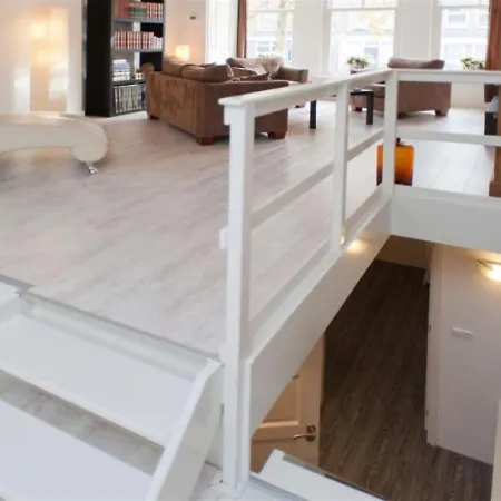 Spacious Holiday With Canal View